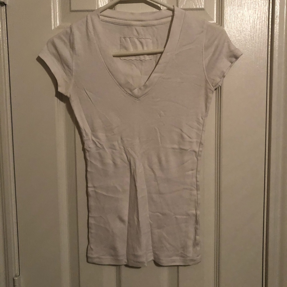 WHITE VNECK FITTED TEE